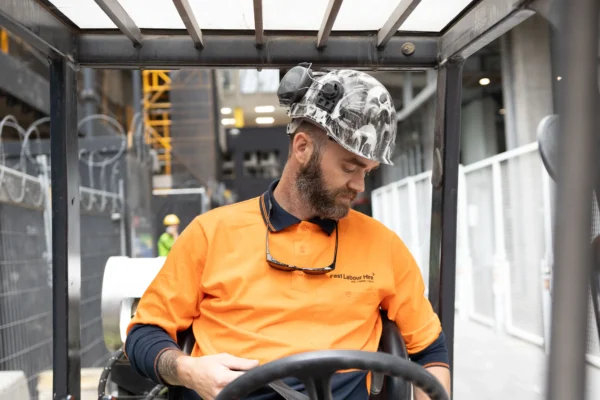 Warehouse Staffing agency staff | Fast Labour Hire Warehouse staffing agency working